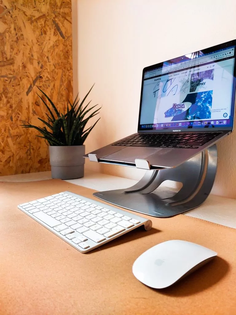 portátil en el escritorio