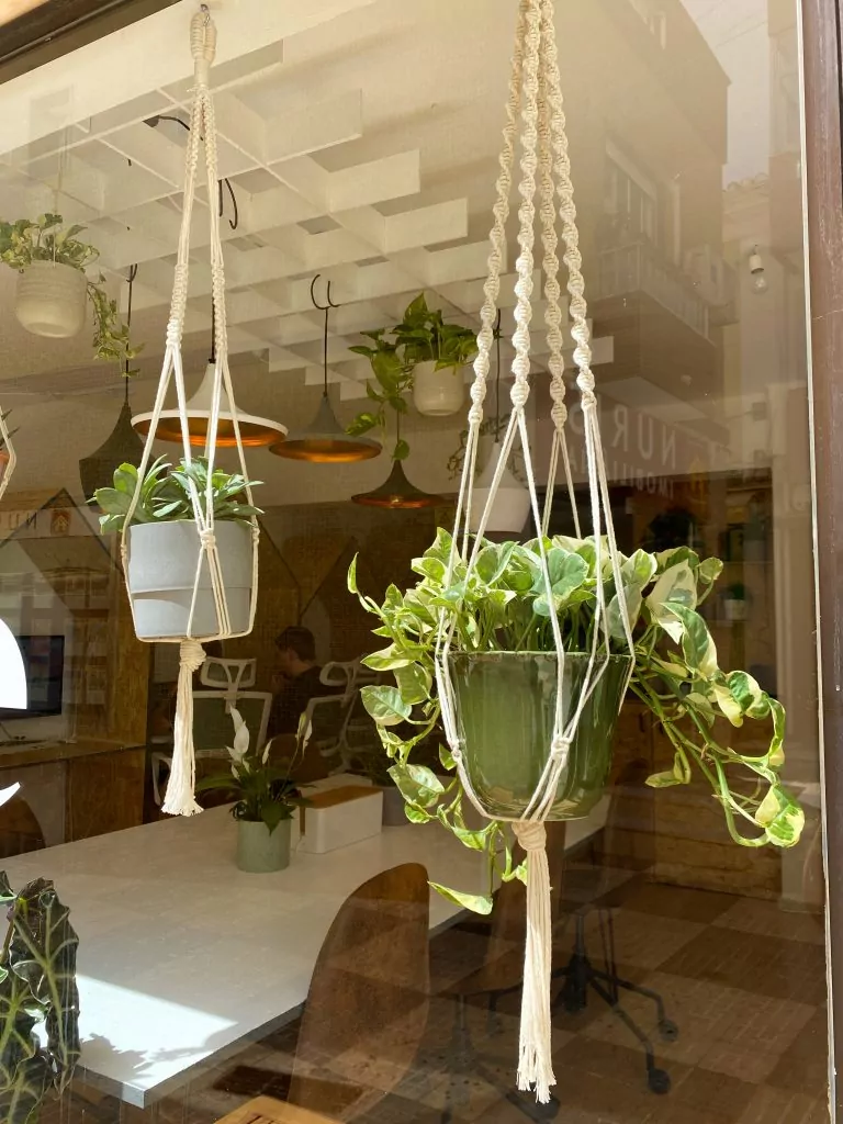 cestas colgantes hechas a mano en el espacio de coworking de portimao