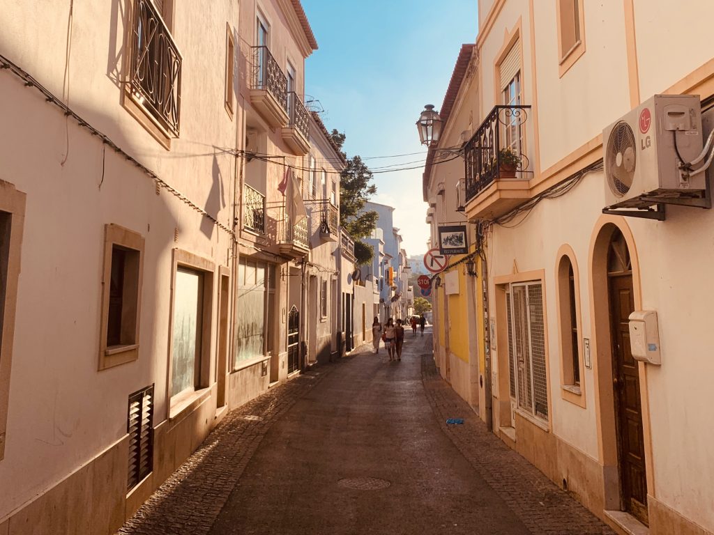 Lagos Portugal rue du centre-ville avec des bâtiments