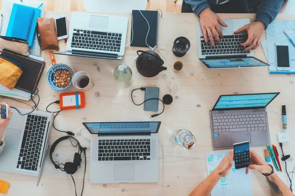 Imagen de un escritorio de coworking en el Algarve