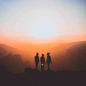 Três amigos juntos numa sobremesa